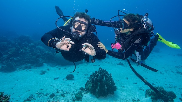 Bautizo de buceo e instructor durante un bautizo de buceo Siquijor