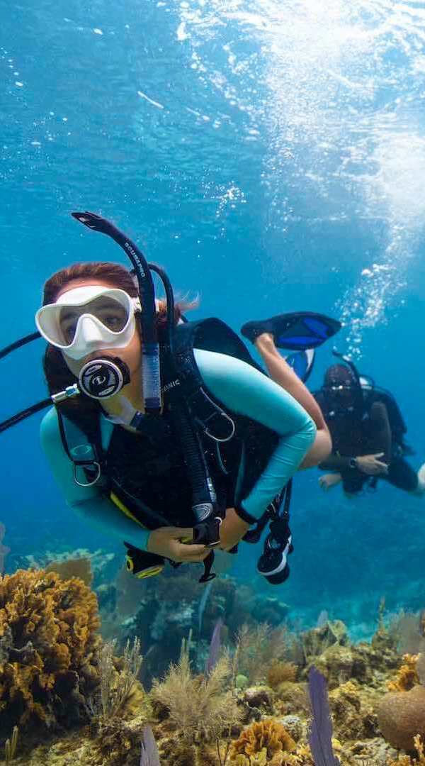 Plongeuse aux Philippines à Siquijor.